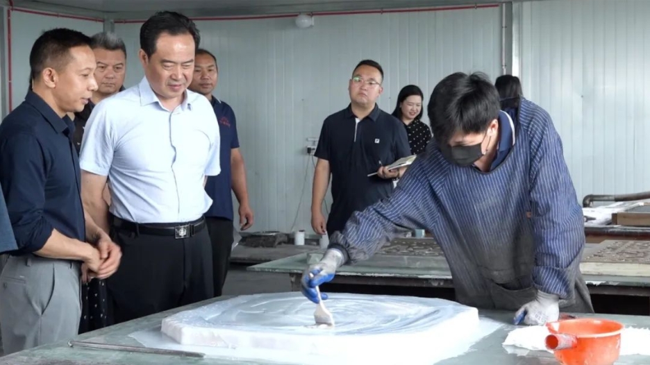 洛阳偃师区委书记彭仁来走进万堂砖雕生产工厂调研